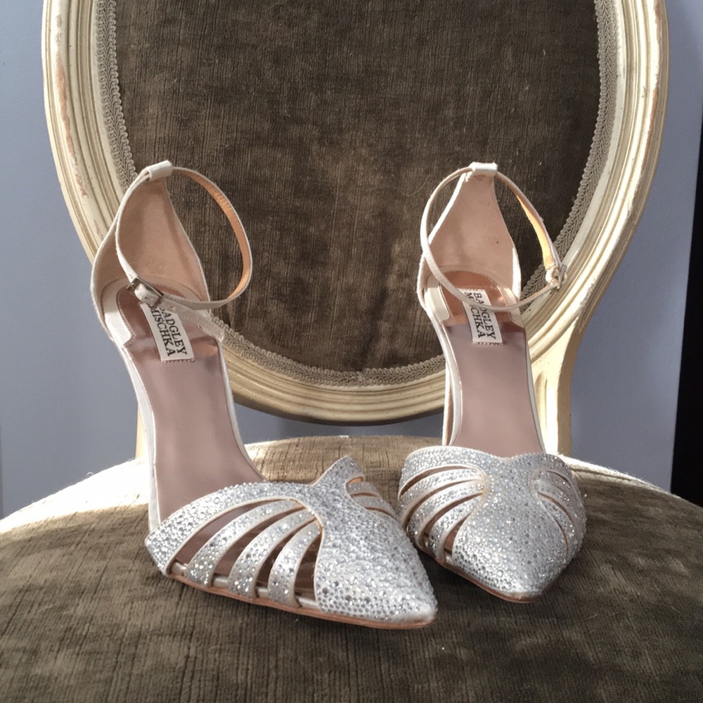 BNWOT Badgley Mischka Crystal Ankle Strap Pumps